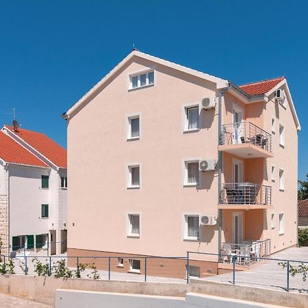 Cozy Apartment In Supetar With Kitchen 외부 사진