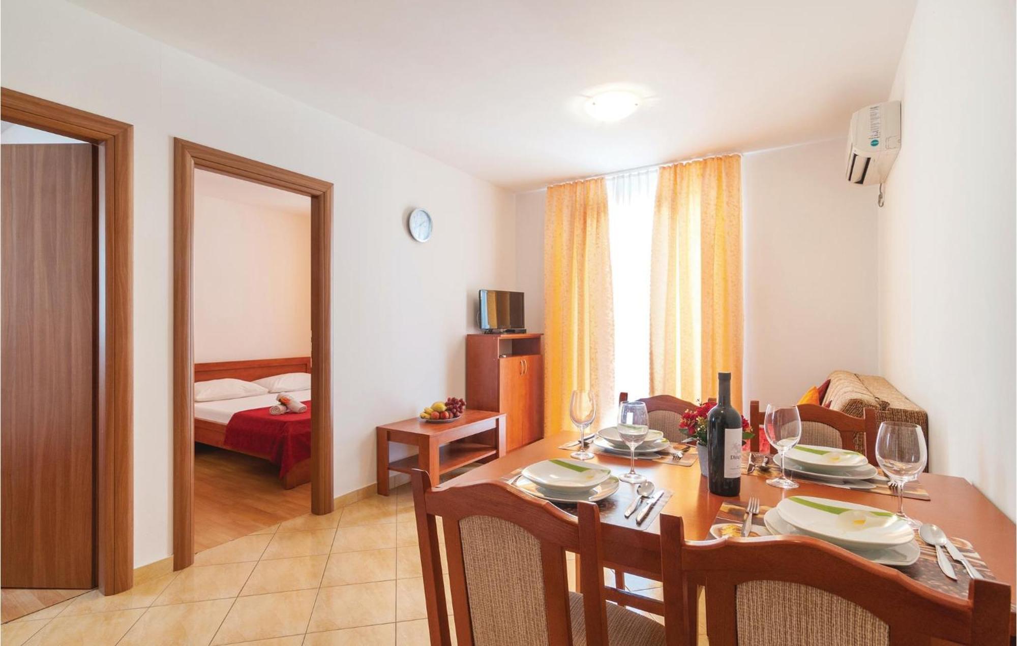 Cozy Apartment In Supetar With Kitchen 외부 사진
