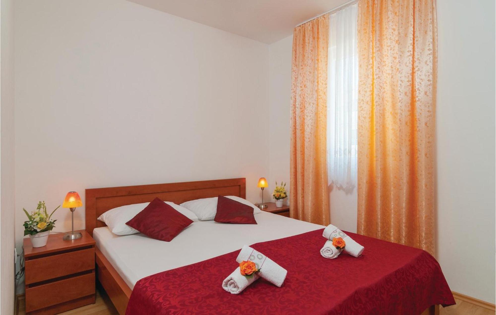 Cozy Apartment In Supetar With Kitchen 외부 사진