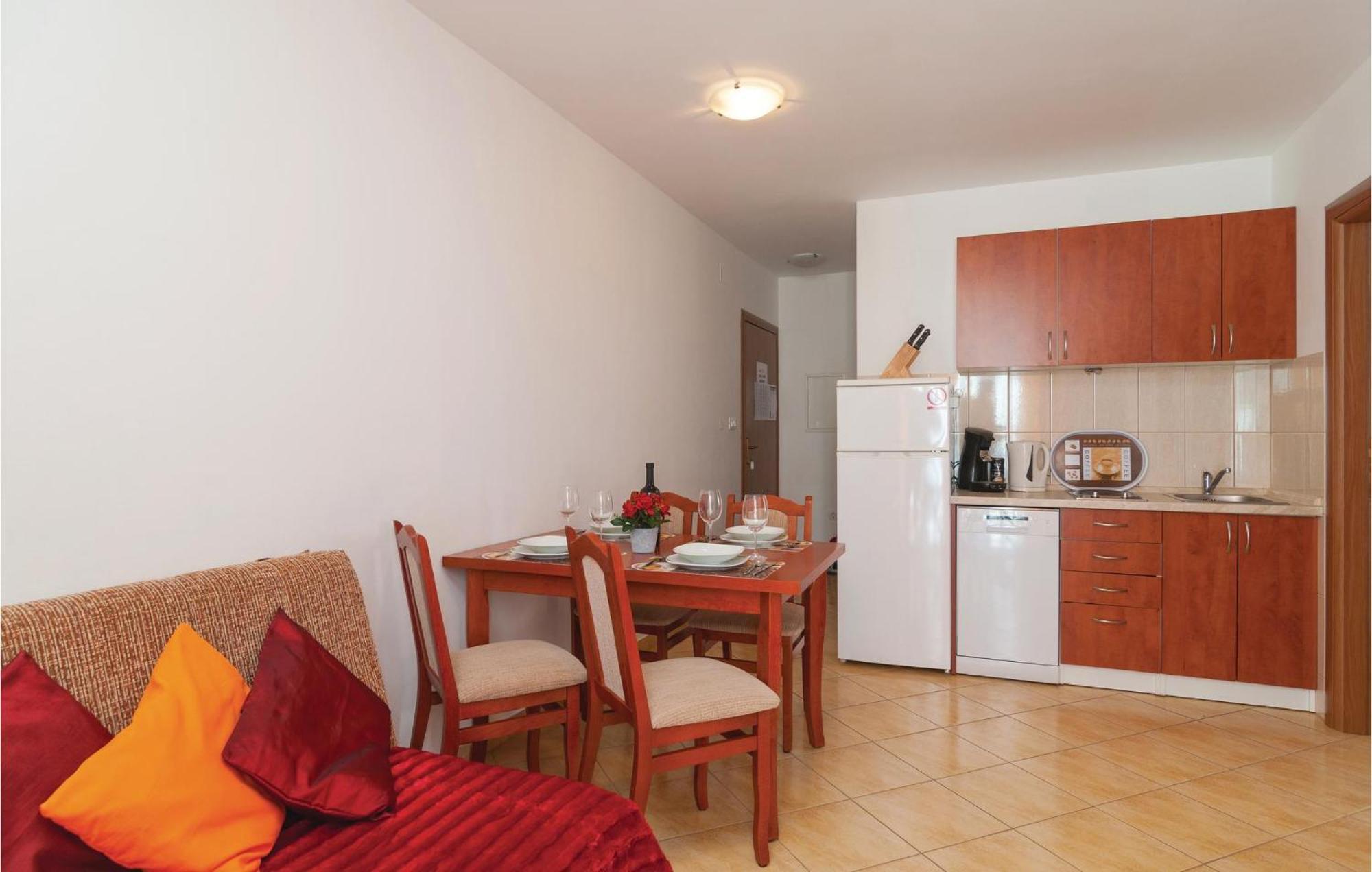 Cozy Apartment In Supetar With Kitchen 외부 사진