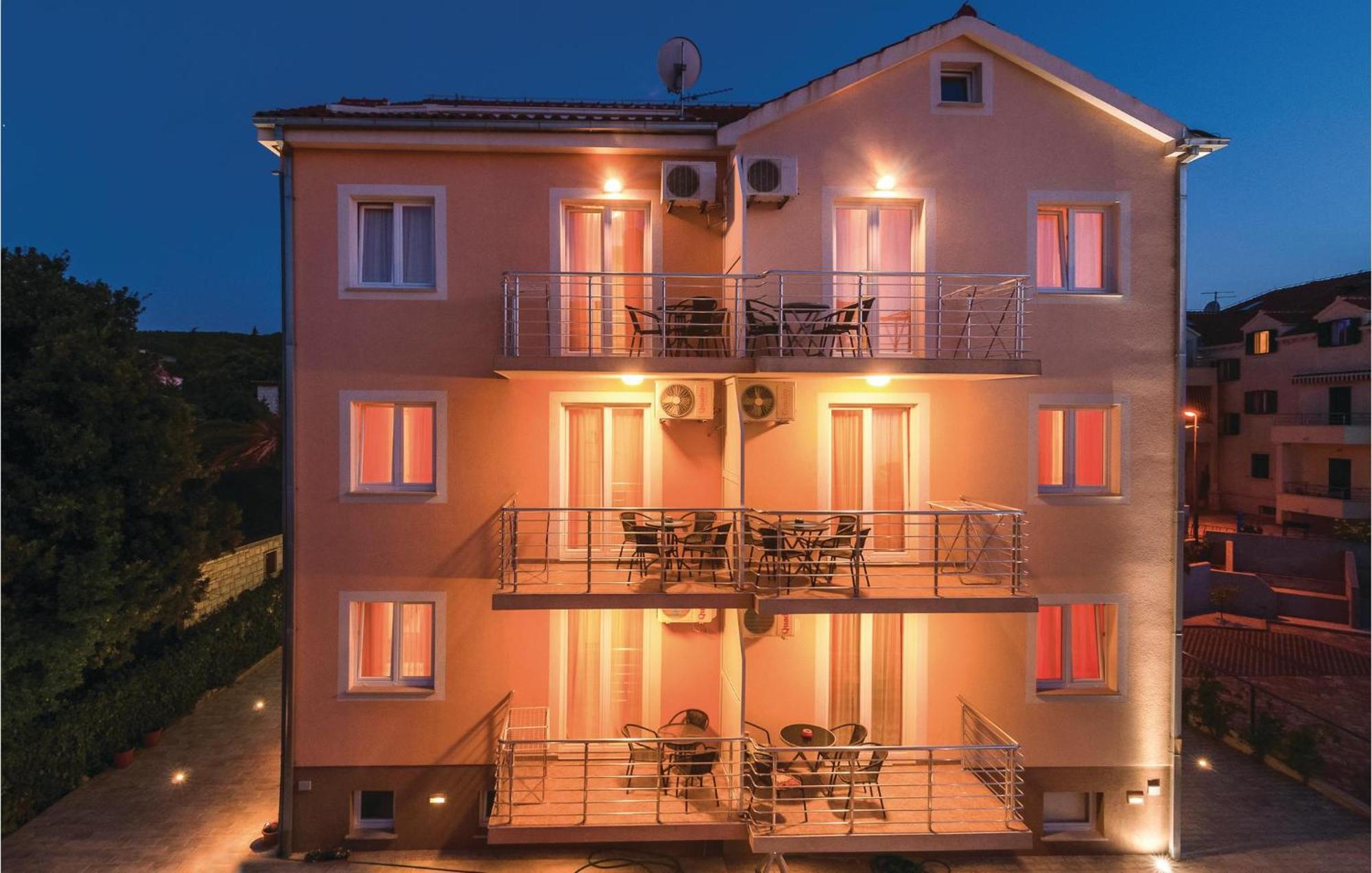 Cozy Apartment In Supetar With Kitchen 외부 사진